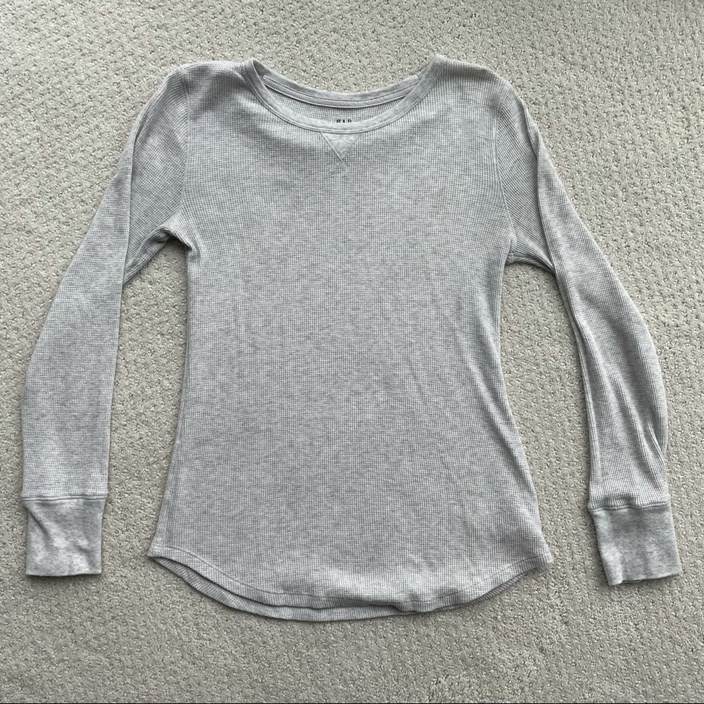 🏷🚨ALL ITEMS $6 or less BUY 2 get 1 FREE! 🚨🏷 GAP Thermal long sleeve tee